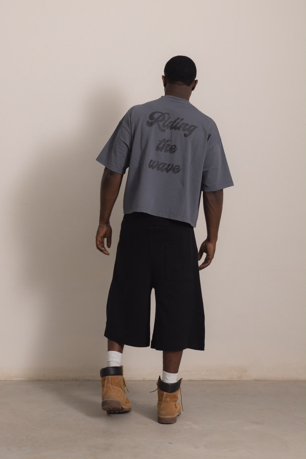 STONE GREY "P" WAVE TEE