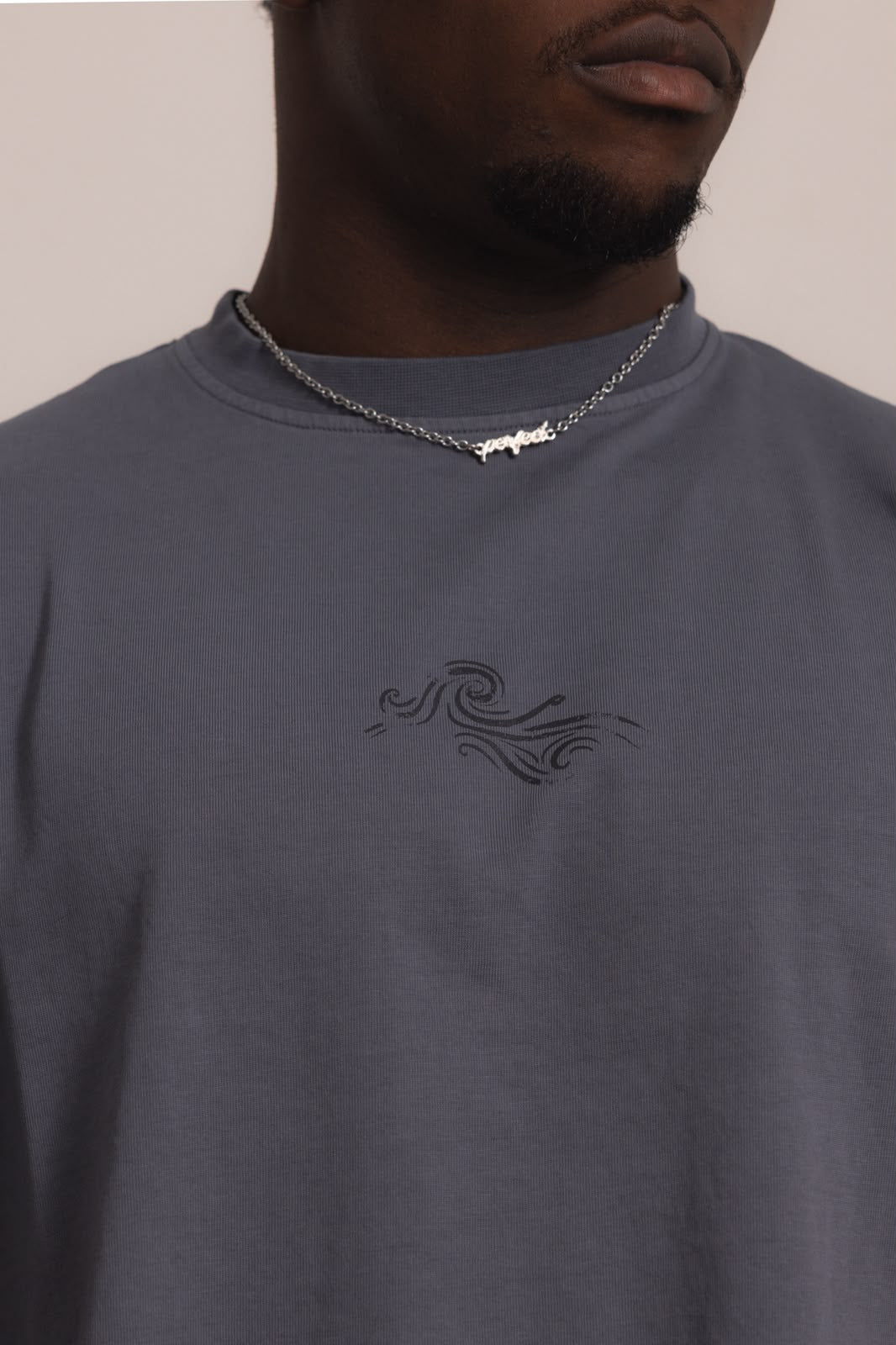 STONE GREY "P" WAVE TEE