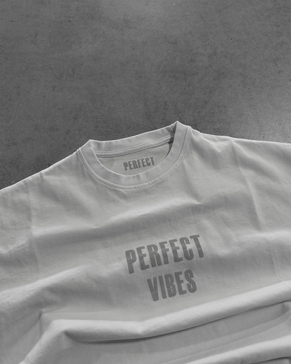 WHITE VIBES TEE