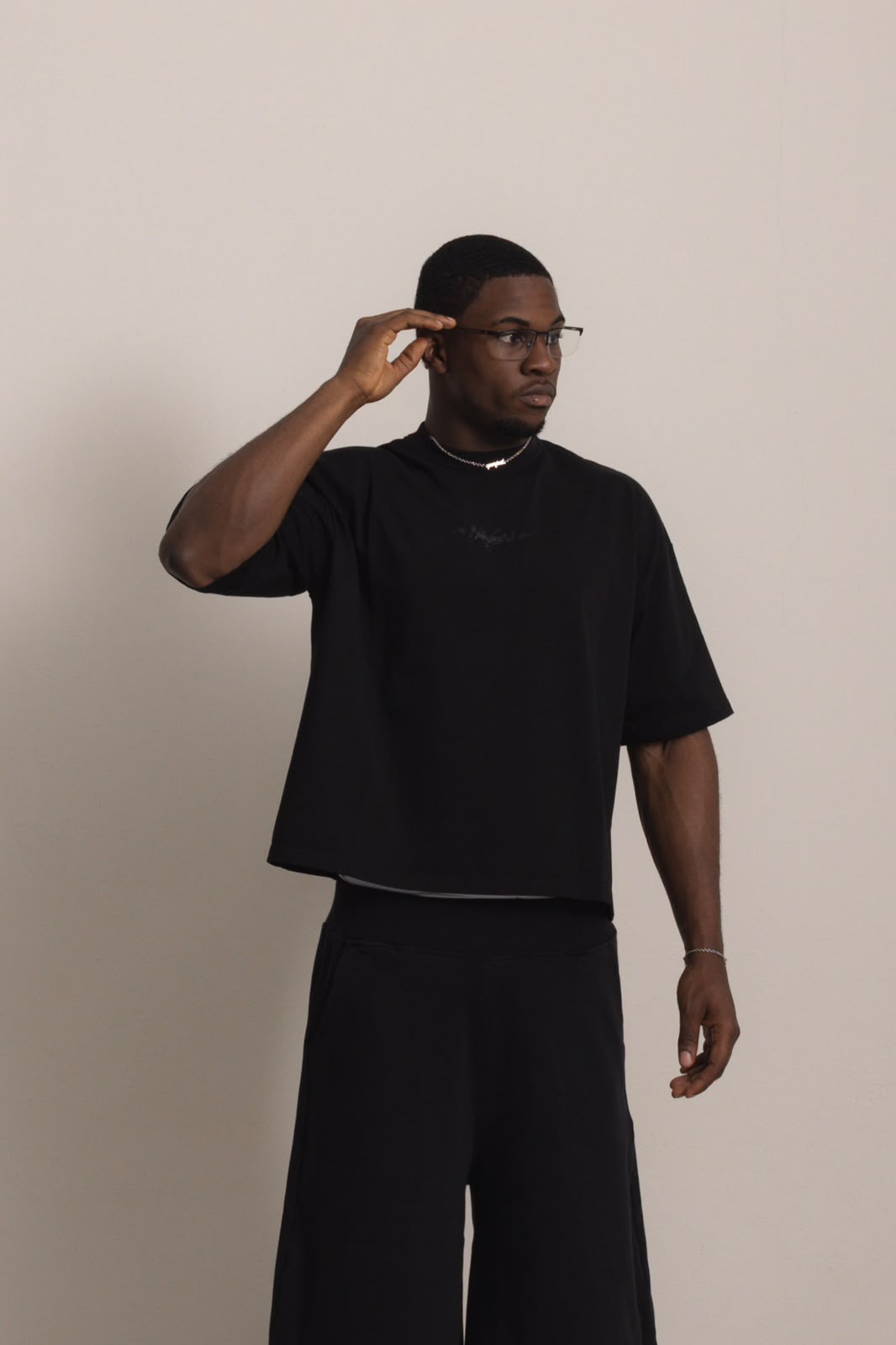 BLACK PERFECT TEE