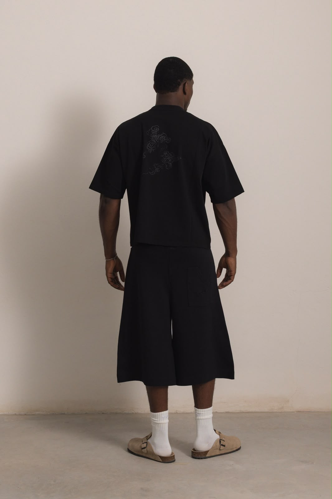 BLACK PERFECT TEE