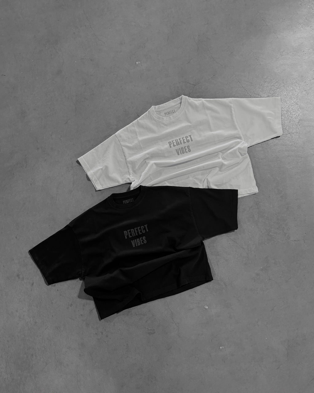 WHITE VIBES TEE