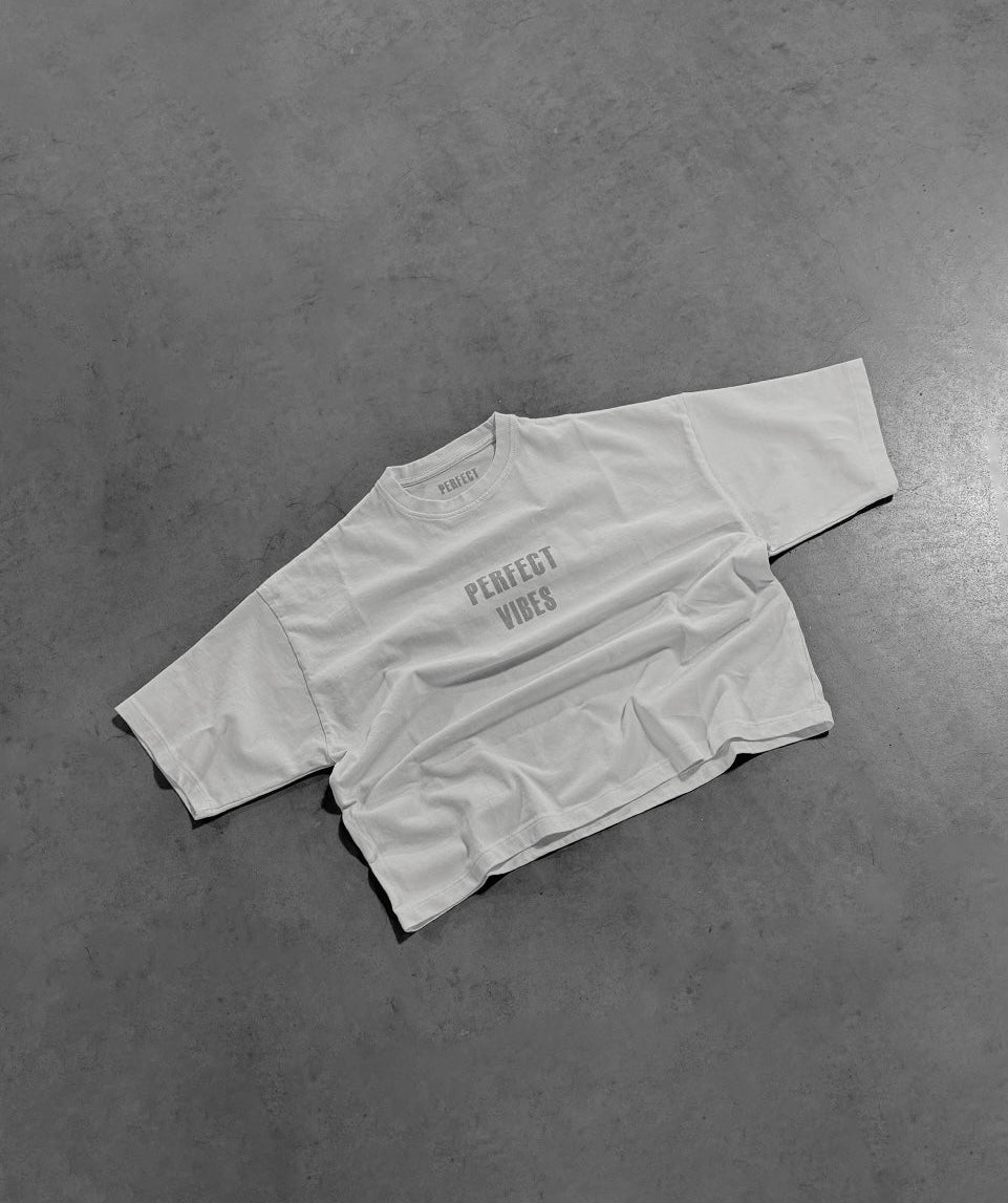 WHITE VIBES TEE