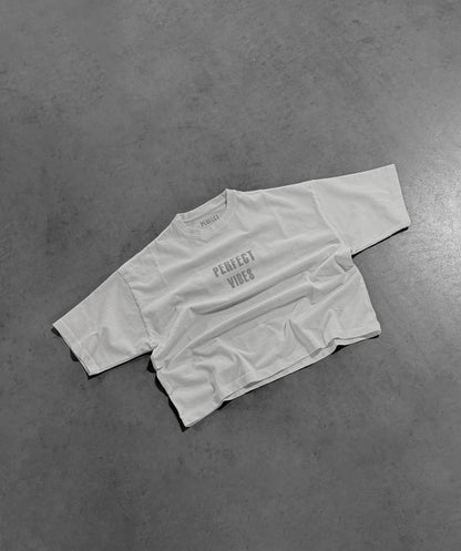 WHITE VIBES TEE