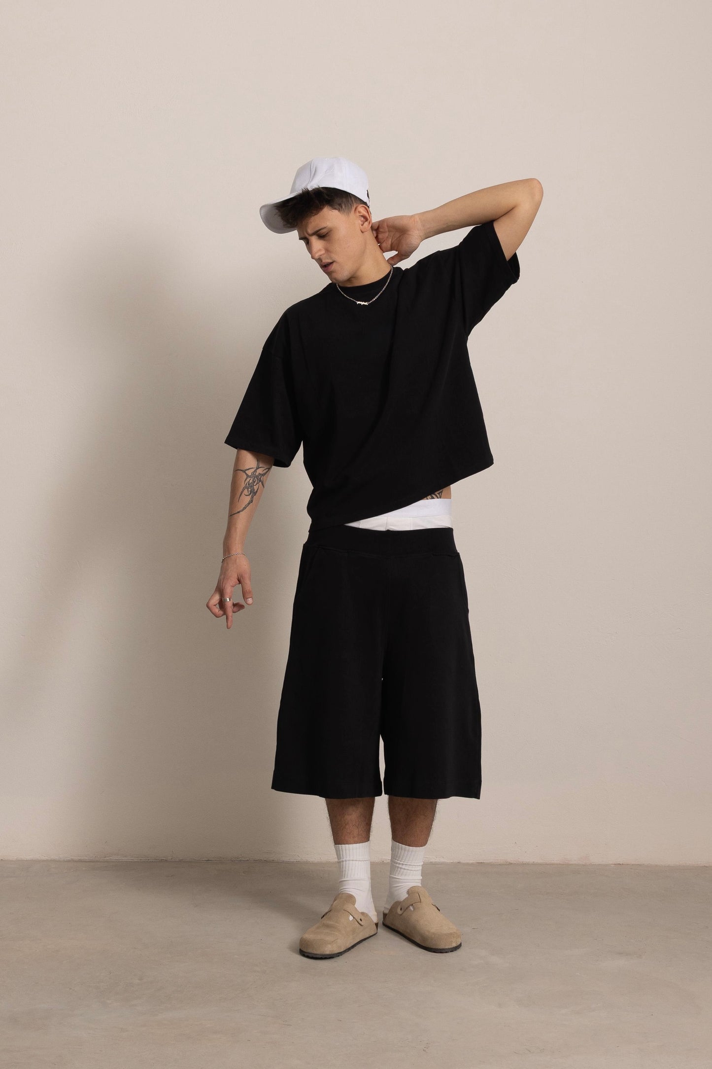 BLACK EVERYDAY TEE